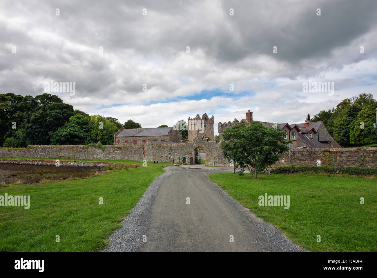 Eingang zum Burghof in Nordirland Stockfoto