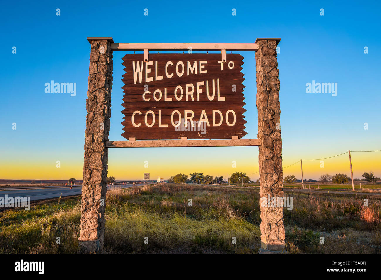 Bunte Colorado Straßenschild auf der Interstate I-76 Willkommen Stockfoto