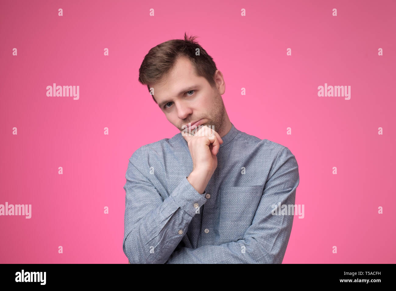 Jungen kaukasischen Mann, unzufrieden und müde. Stockfoto