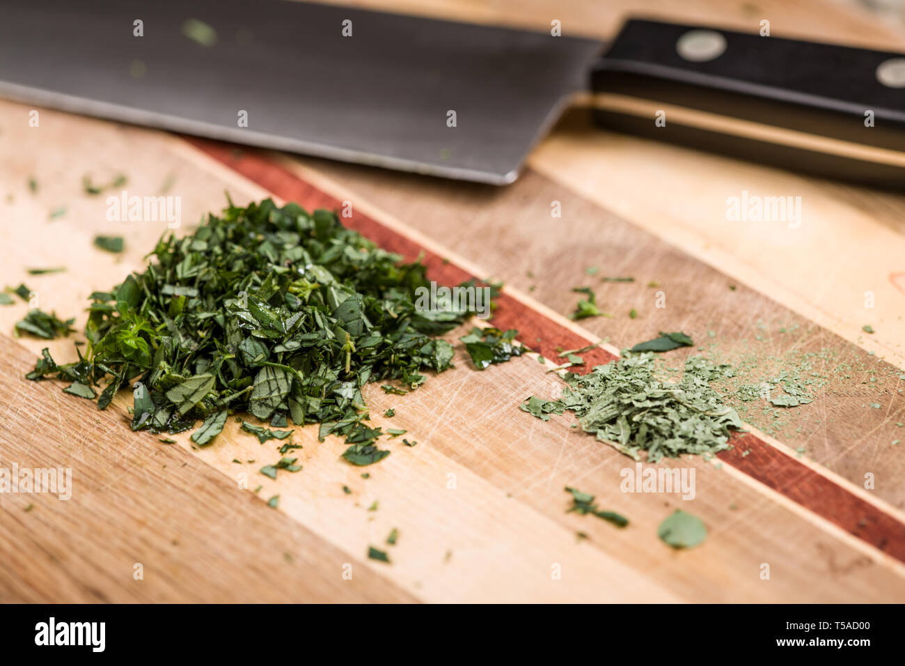 Gehackten frischen und getrockneten Oregano einsatzbereit in hausgemachte Pizza-sauce Stockfoto