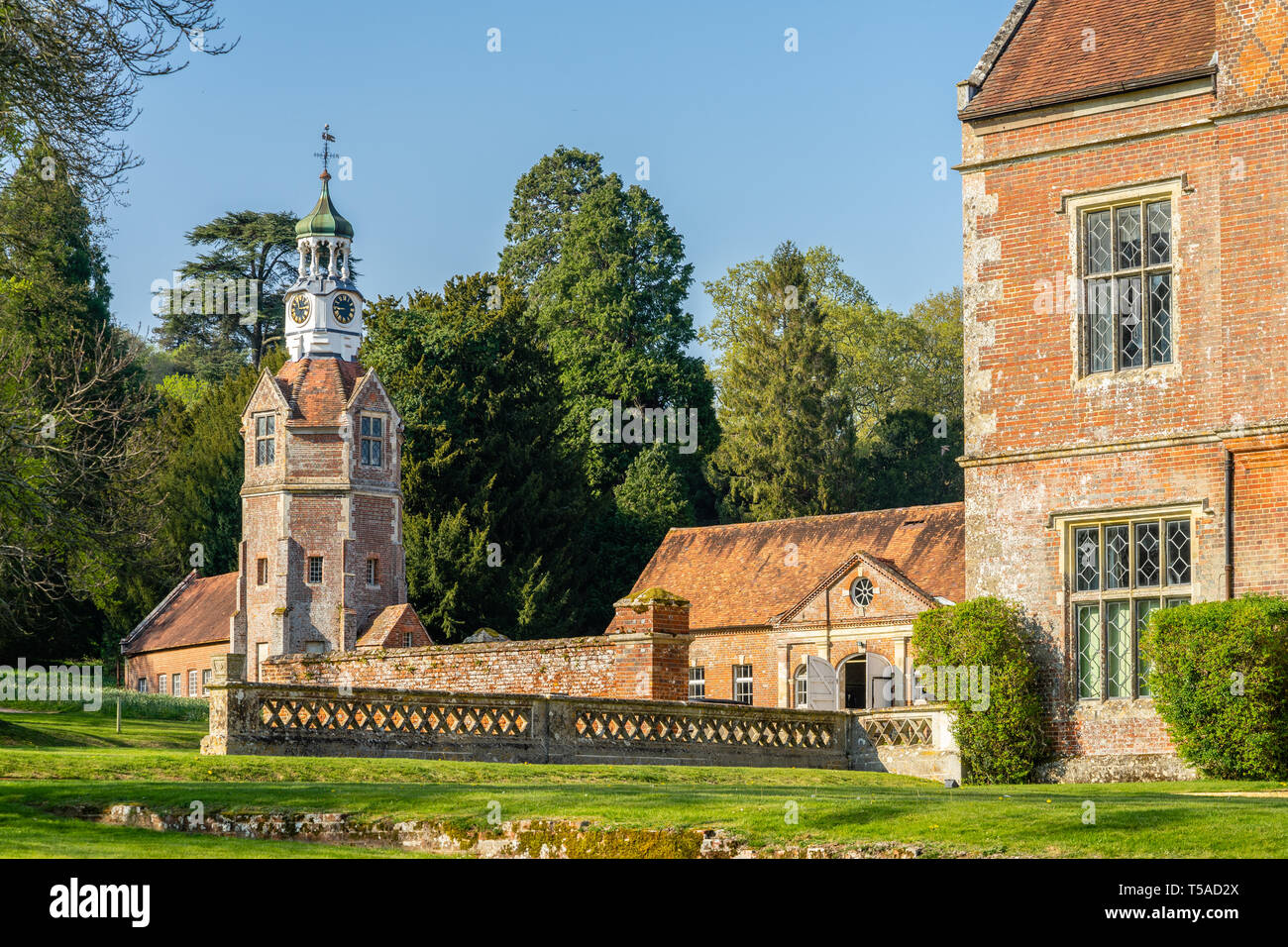 Breamore House, ein elisabethanischen Herrenhaus aus dem 16. Jahrhundert, liegt in der Landschaft von Hampshire im New Forest, Hampshire, England, Großbritannien Stockfoto