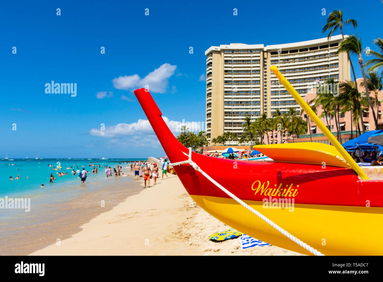Outrigger Kanu am Strand von Waikiki Honolulu Hawaii USA an einem sonnigen Tag Stockfoto