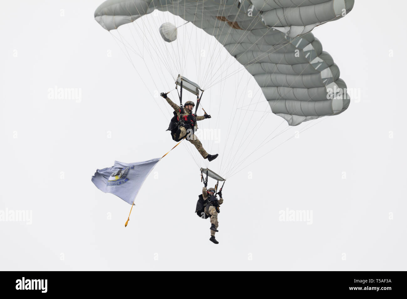 Louisville, Kentucky, USA - 13. April 2019: Donner über Louisville, Mitglieder des besonderen Taktiken Squadron ein HALO Sprung in den Ohio River Verhalten Stockfoto