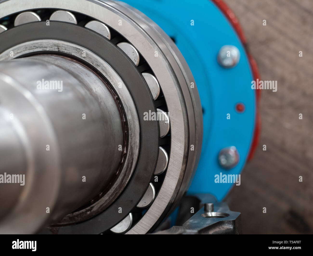 Detail der Rollenlager auf Edelstahl Antriebswelle von Industriemaschinen. Geringe Tiefenschärfe. Stockfoto