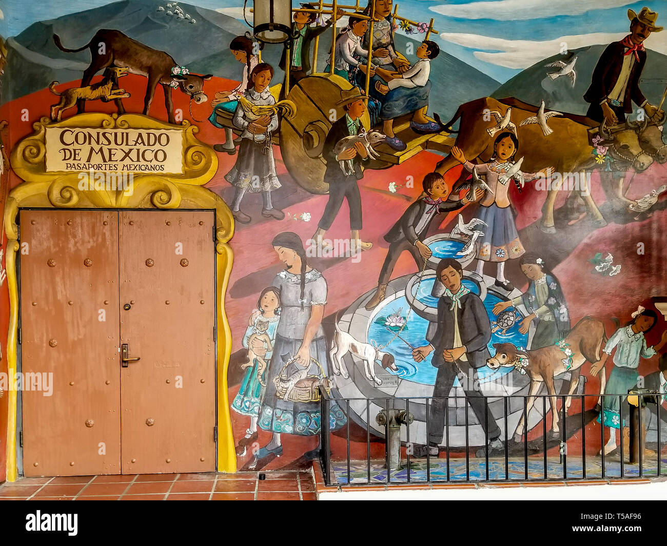 Eingang zu den mexikanischen Konsulat, Los Angeles Plaza Historic District, El Pueblo, die Biscailuz Gebäude. Wandbild zeigt die jährlichen Segnung der Tiere. Stockfoto