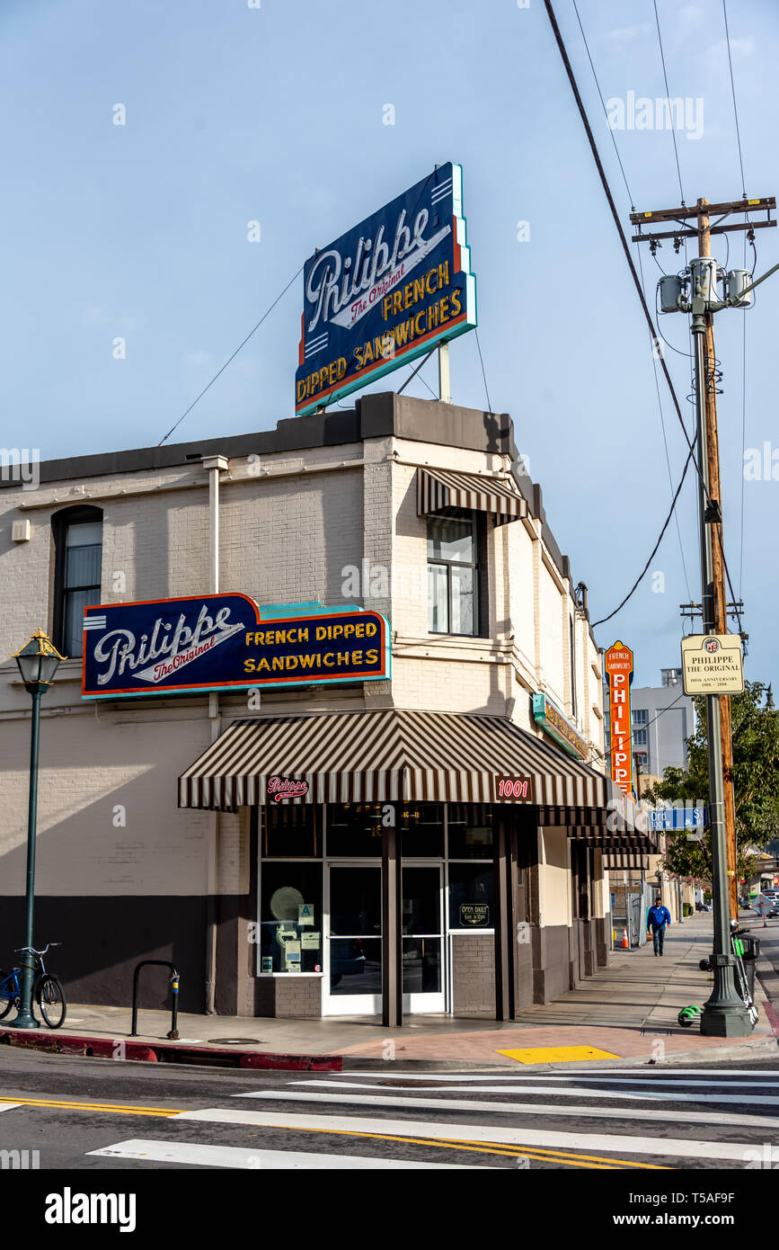 Philippe's (Philippe das Original) Straße Ecke historisches Wahrzeichen Feinkost Restaurant in der Altstadt von Downtown Los Angeles, der Heimat des Französischen dip Sandwich. Stockfoto