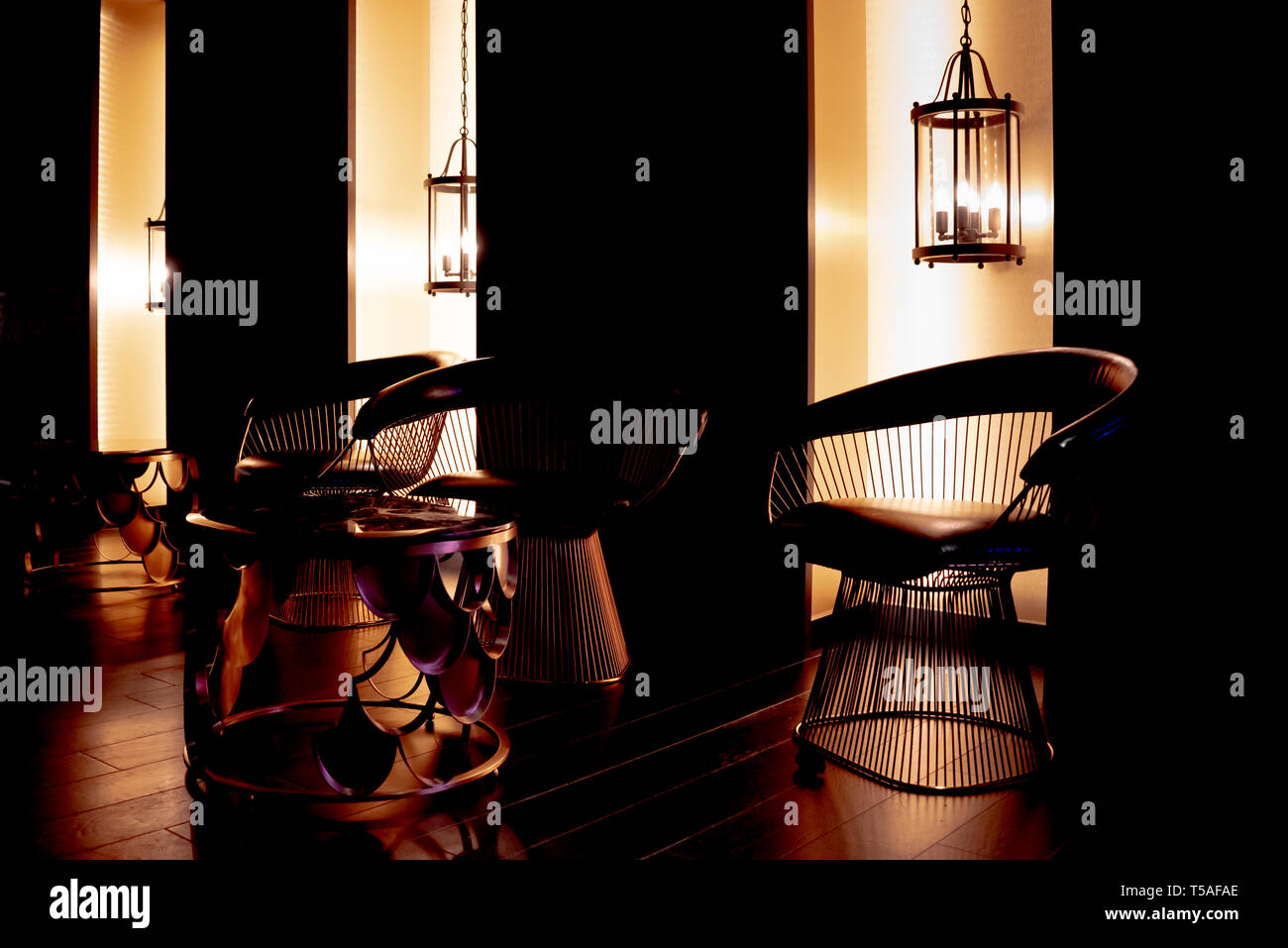 Im speakeasy im Los Angeles Mayfair Hotel Hidden, Silhouetten von geometrischen modernen Stühlen und Laternen, Art déco-Fish scale Tabelle. Stockfoto