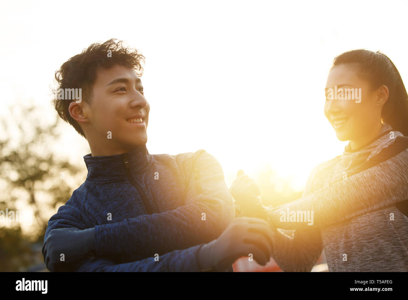 Junge Paare Bewegung im Freien Stockfoto