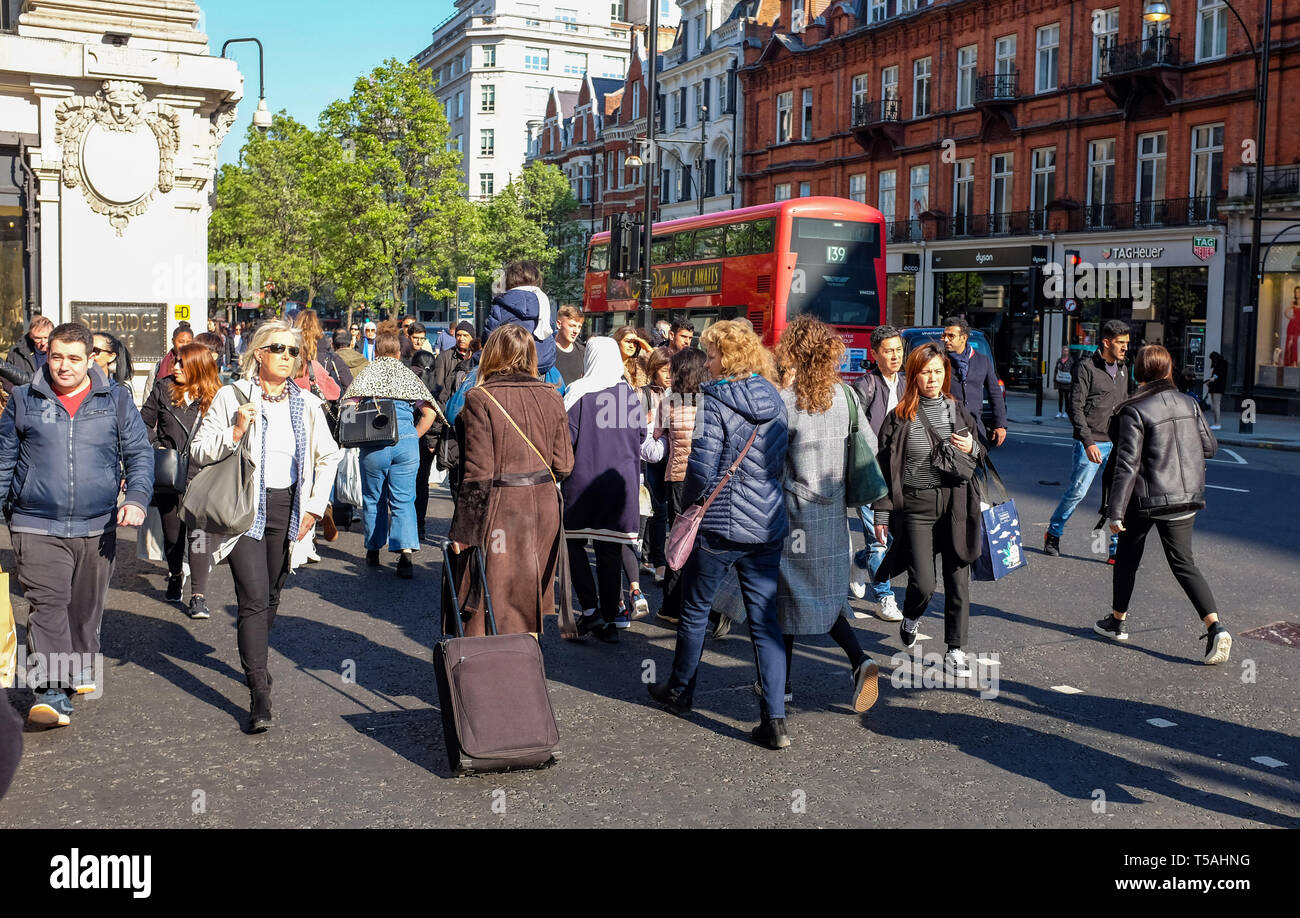 Käufer und Besucher, die in der geschäftigen Oxford Street London UK Stockfoto
