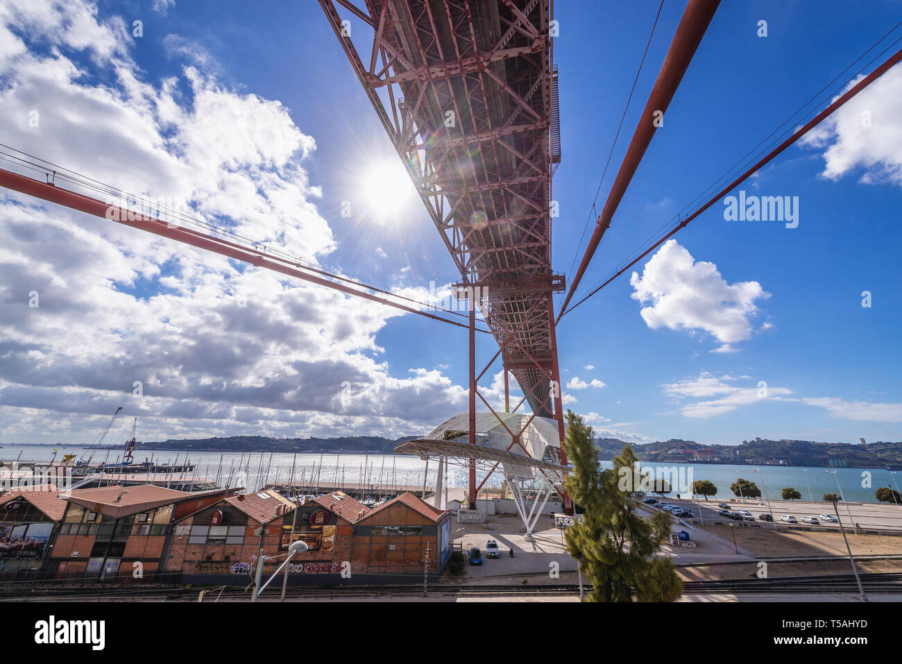 Ponte 25 de Abril aus Pilar 7 Brücke Erfahrung interaktive in Lissabon Stadt gesehen, Portugal Stockfoto