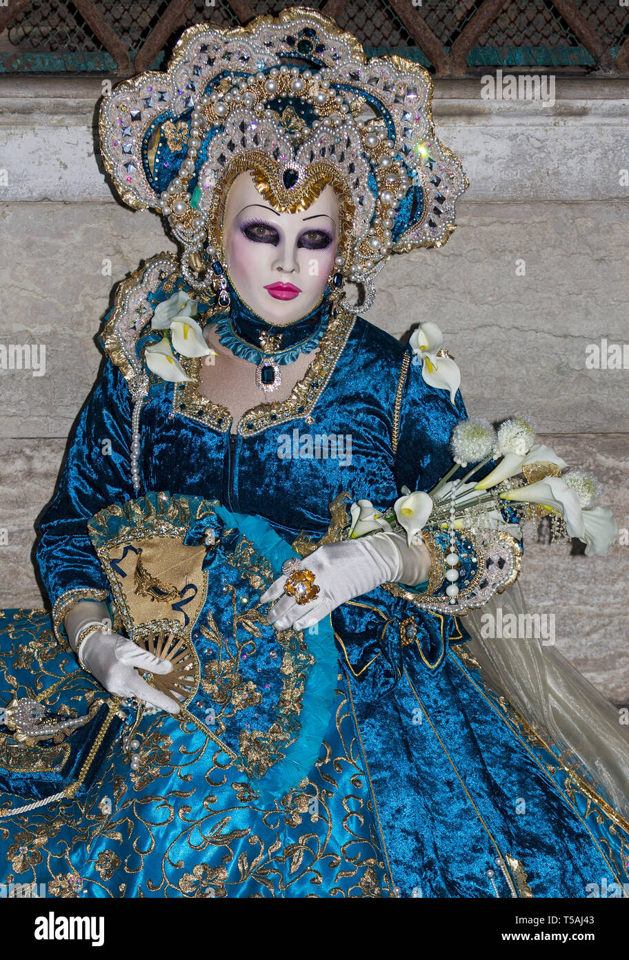 Maskierte Figur trägt ein blaues Kleid, Karneval in Venedig, Italien Stockfoto