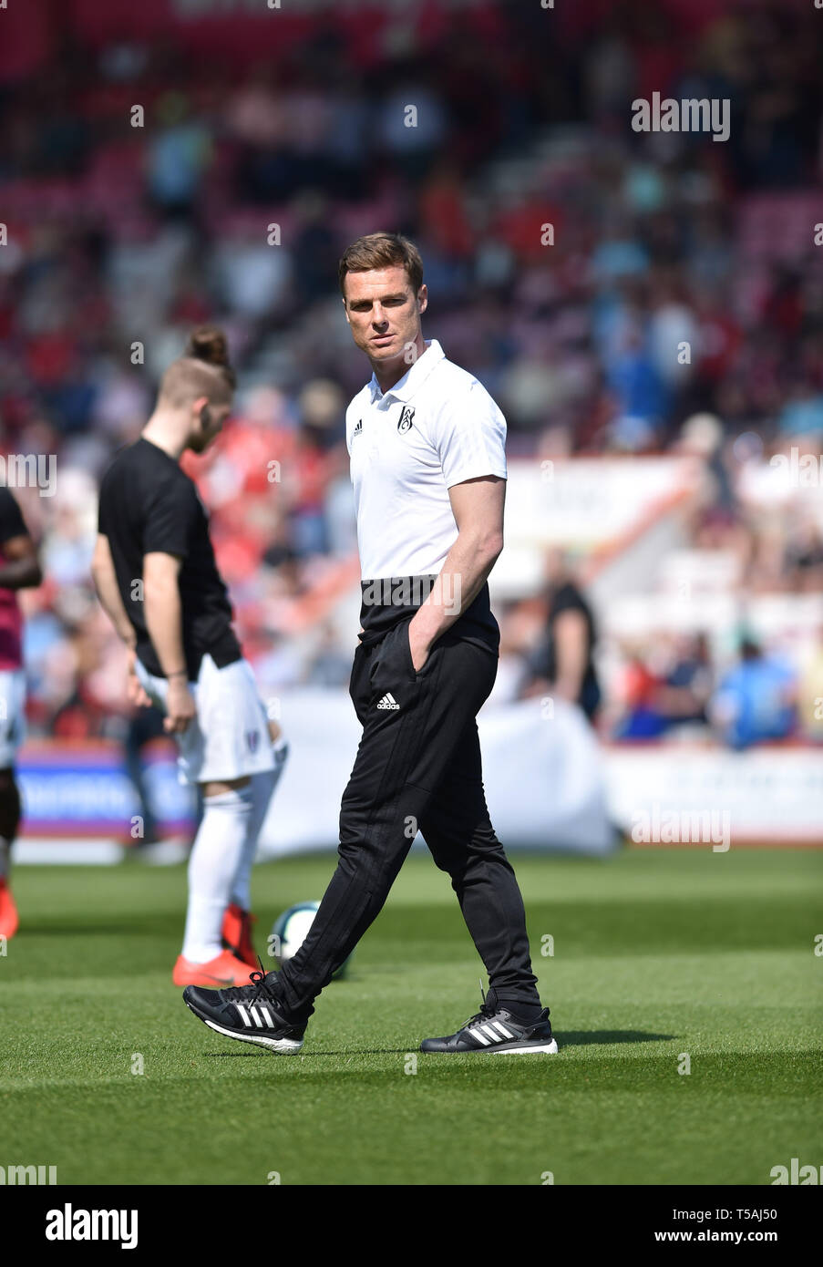 Fulham caretaker Manager Scott Parker Uhren die Spieler Erwärmung während der Premier League Match zwischen AFC Bournemouth und Fulham an der Vitalität Stadion Bournemouth 20. April 2019 nur für den redaktionellen Gebrauch bestimmt. Kein Merchandising. Für Fußball Bilder FA und Premier League Einschränkungen Inc. kein Internet/Mobile Nutzung ohne fapl Lizenz - für Details Kontakt Fußball Dataco Stockfoto