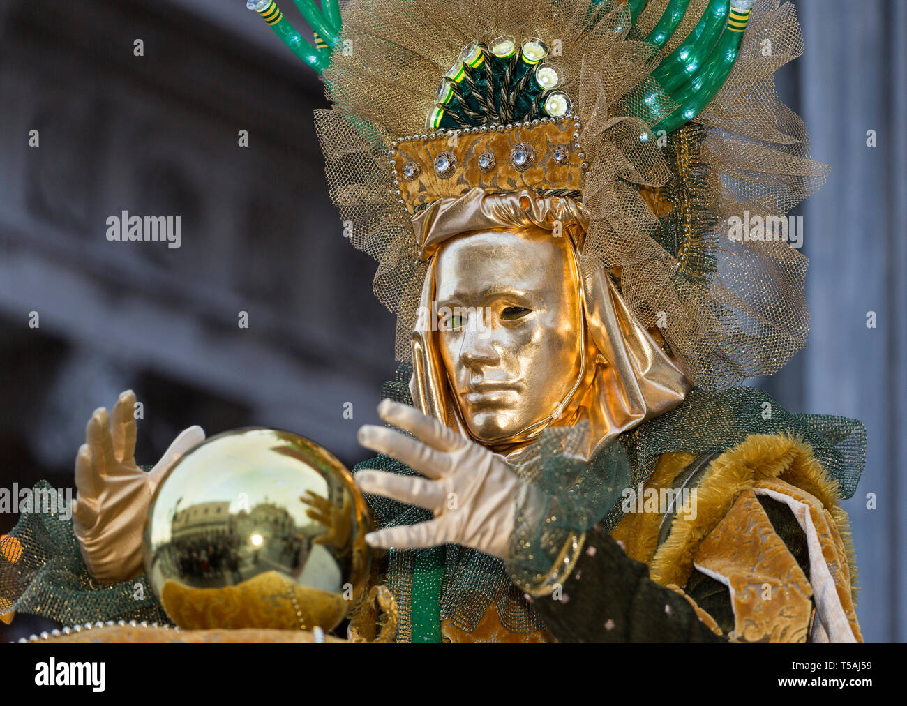 Mann Mit Maske Am Karneval Stockfotos und -bilder Kaufen - Alamy