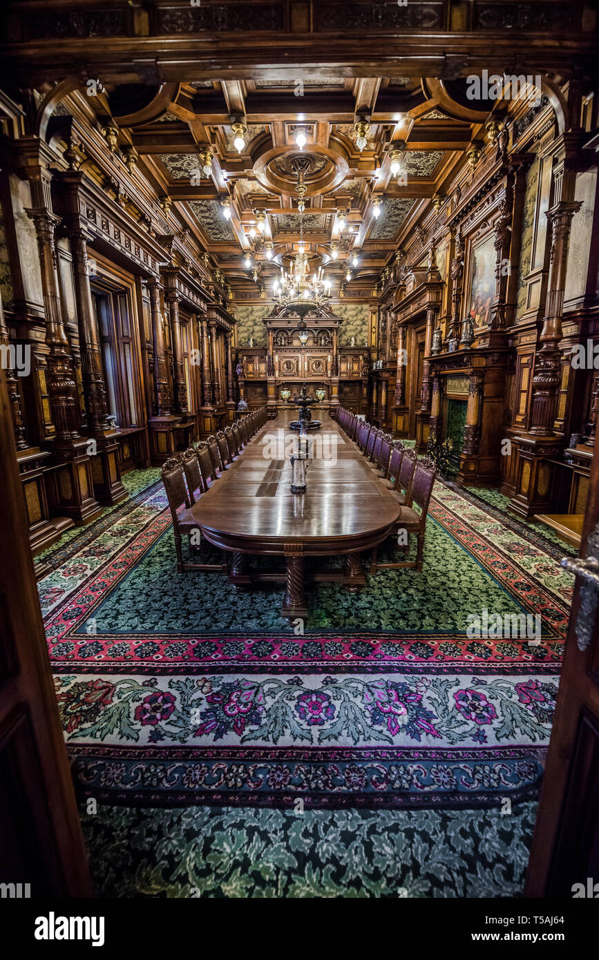 Esszimmer von Peles Schloss, ehemalige königliche Burg, erbaut zwischen 1873 und 1914, befindet sich in der Nähe von Sinaia Stadt in Rumänien Stockfoto