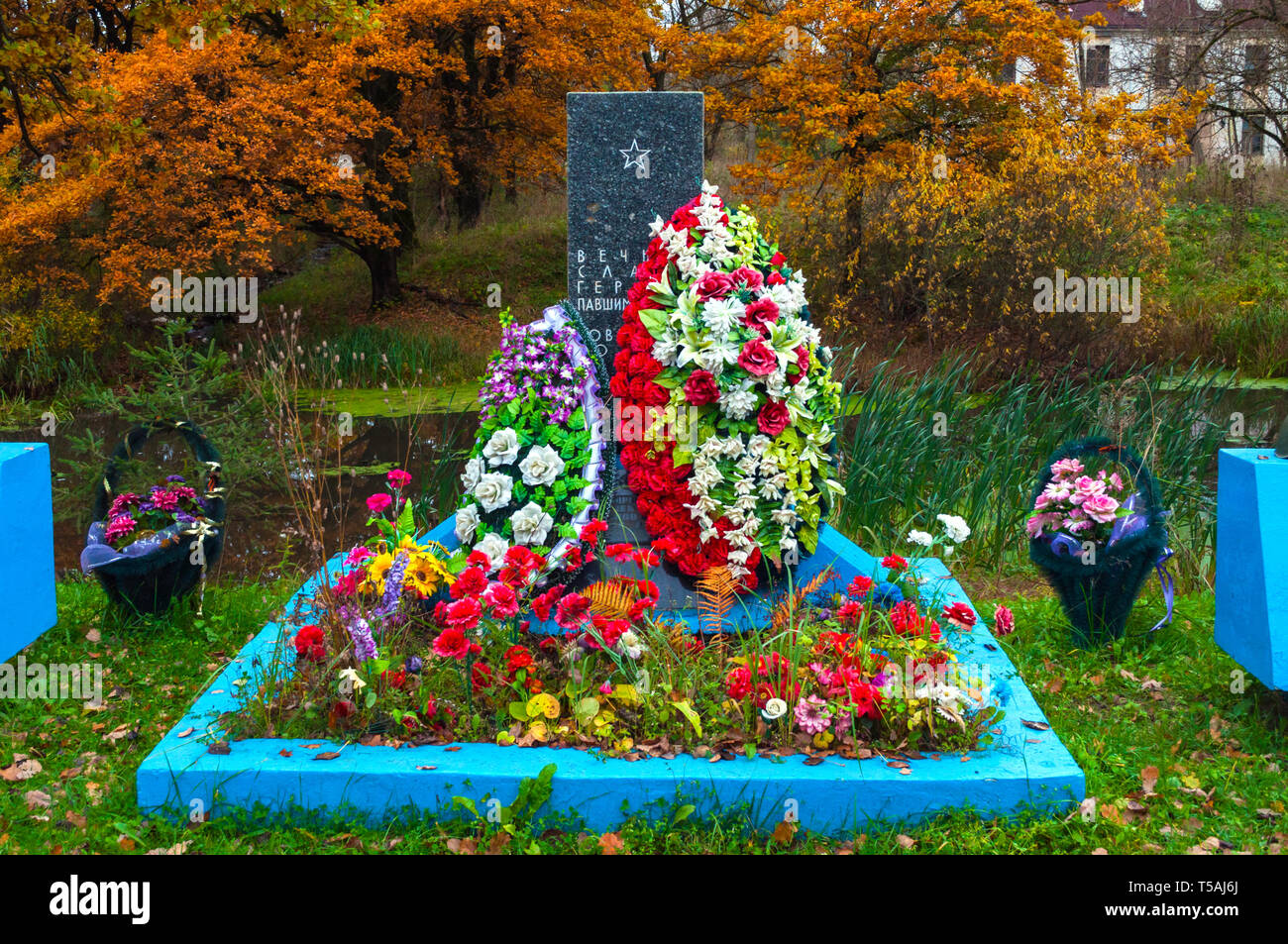 In Weliki Nowgorod, Russland - 12. Oktober 2017. Massengrab von sowjetischen Soldaten, die während des Großen Vaterländischen Krieges von 1941-1945, Januar 1944. Weliki N Stockfoto