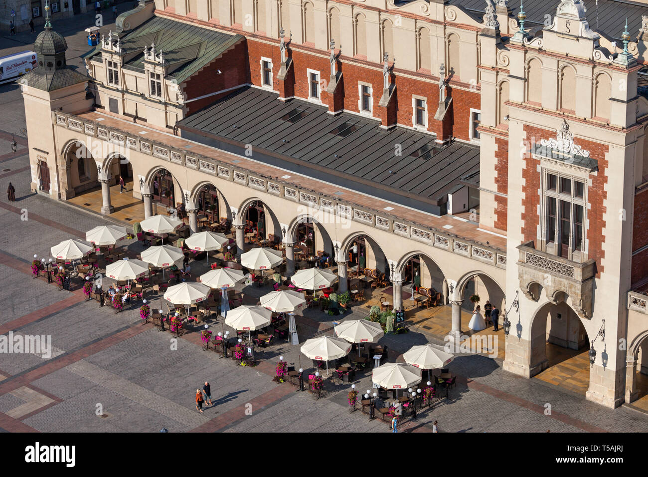 Outdoor Cafe Restaurant im Renaissance Tuchhallen (Sukiennice) in der Altstadt von Krakau in Polen Stockfoto