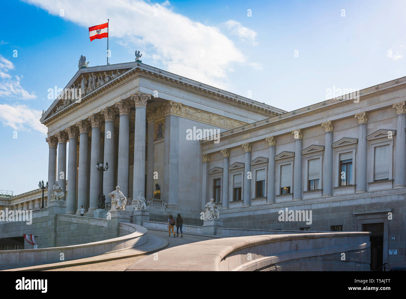 Wien Parlament, mit Blick auf die Grand portico Eingang der Österreichischen Parlament Gebäude im Zentrum von Wien (Wien). Stockfoto