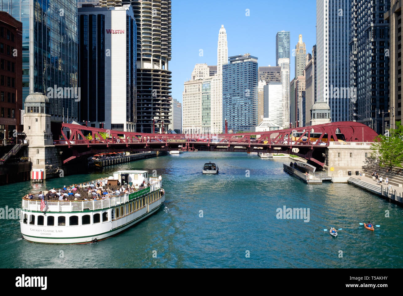 Downtown Chicago städtische Landschaft mit einer Fähre am Chicago River unter Clark Street Bridge Stockfoto