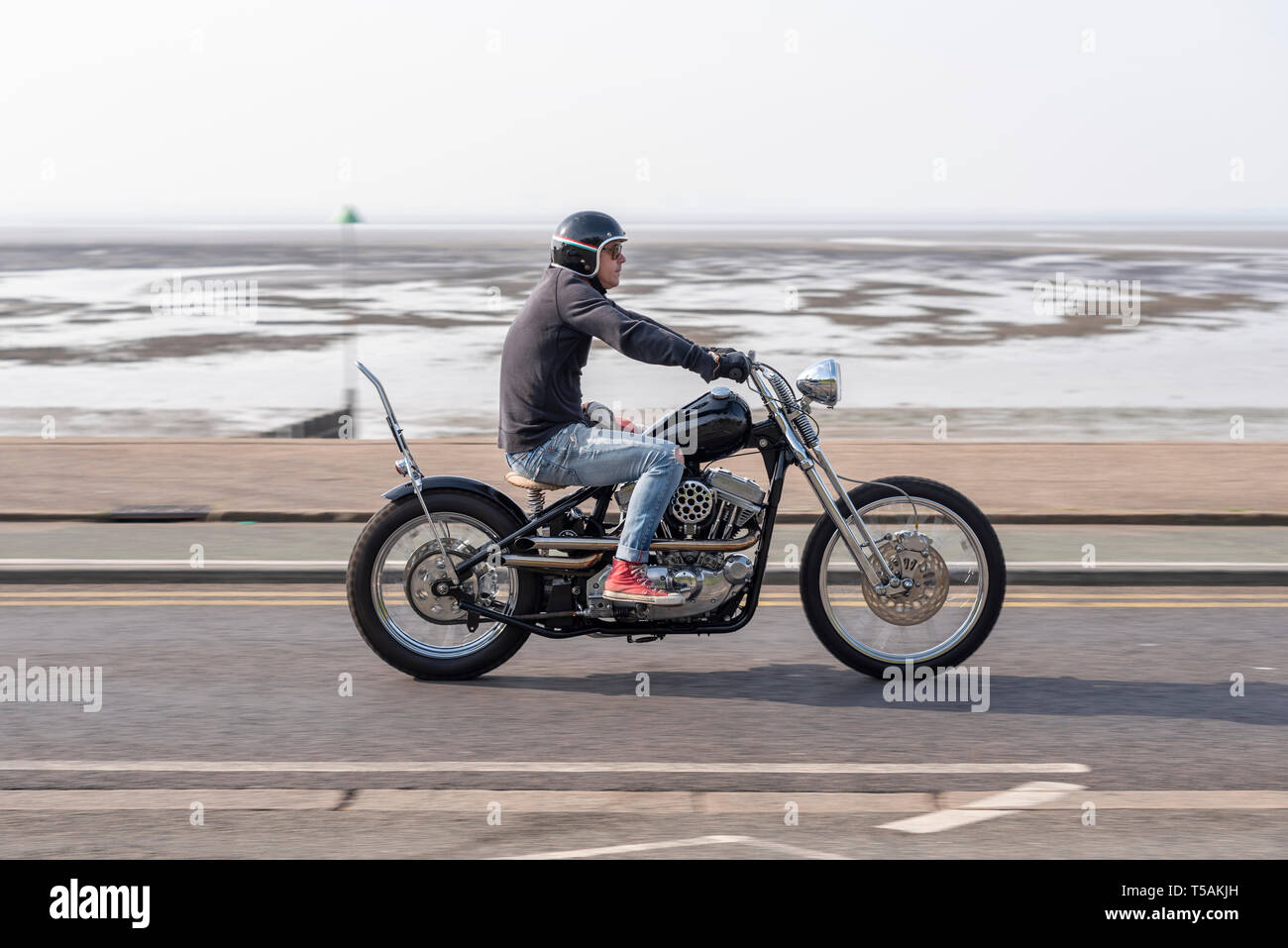 Custom Harley Davidson Motorradfahren beim Southend Shakedown Resurrection 2019 Event, Southend on Sea, Essex Seafront. Mündung Stockfoto