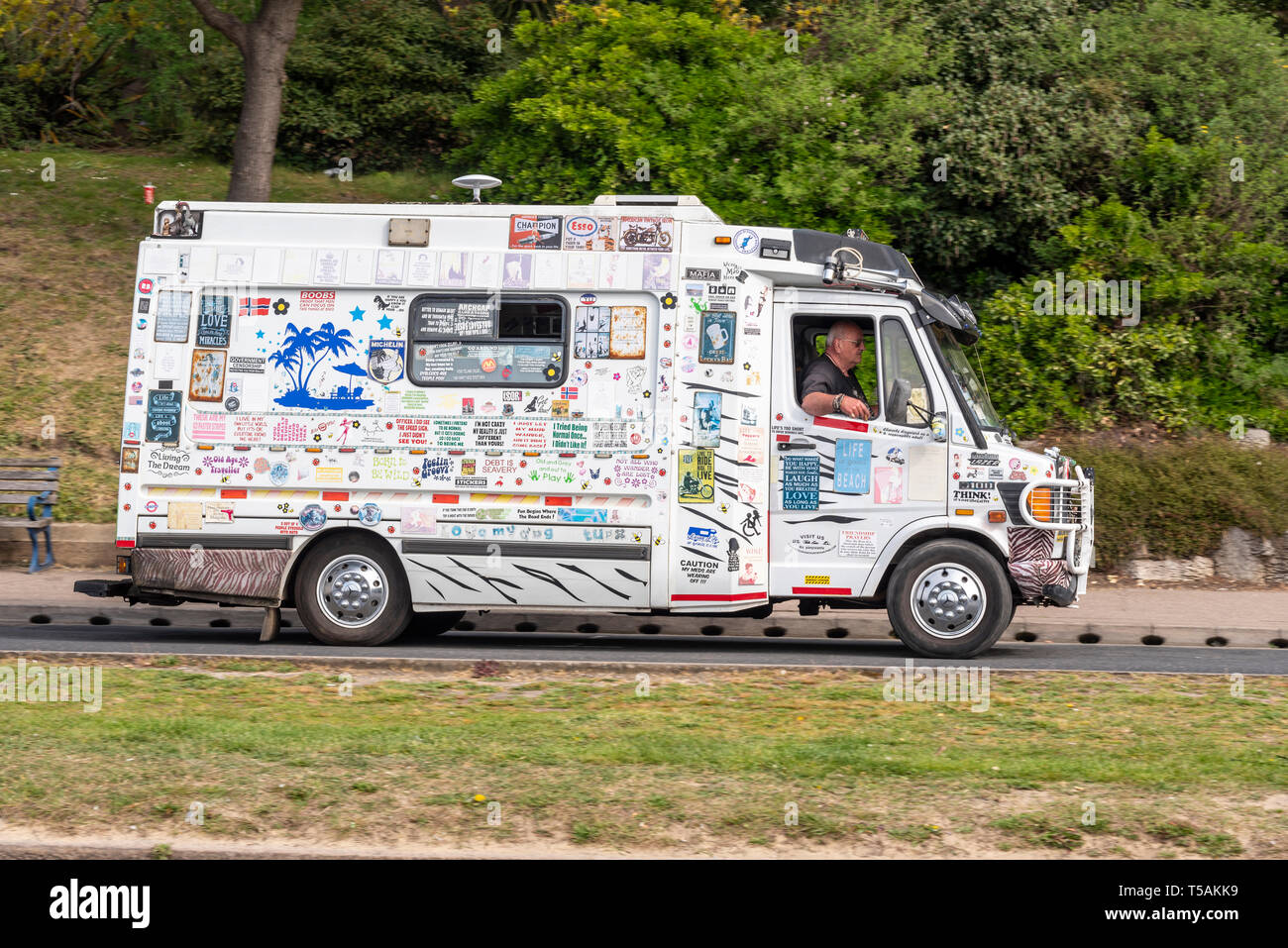 Campervan mit Aufklebern bedeckt beim Southend Shakedown Resurrection 2019 Event, Southend on Sea, Essex Seafront Stockfoto