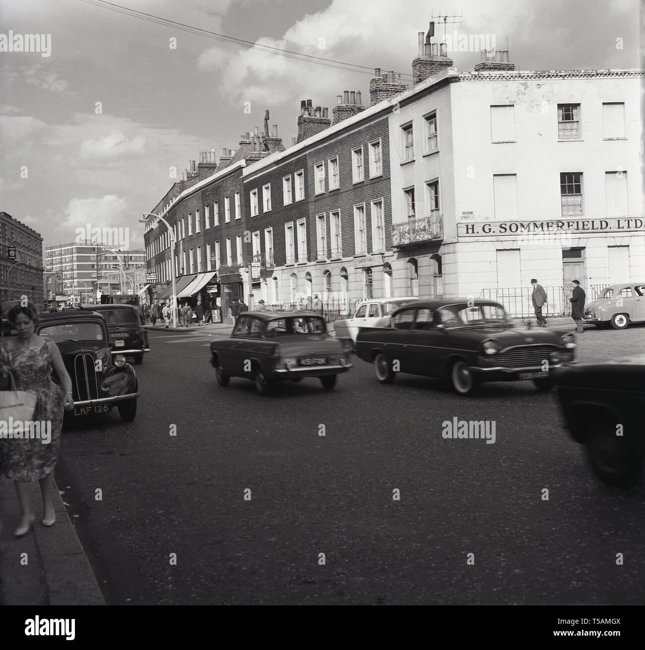 1960, historische, picture show Camden Road, Camden Town, London, NW, mit Autos der Ära und ein Zeichen für H. G Sommerfield Ltd. Stockfoto