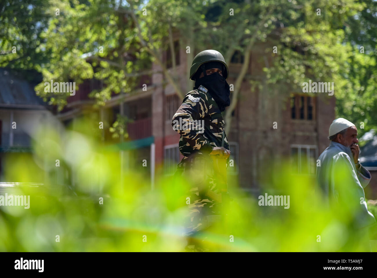 Eine Indische paramilitärischen Mann gesehen stehen auf der Hut vor einem Wahllokal in Anantnag, in Kaschmir. In der dritten Phase der Parlamentswahlen in Indien Wahlen, Inder gingen nach Umfragen unter komplett heruntergefahren und internet Gag. Stockfoto