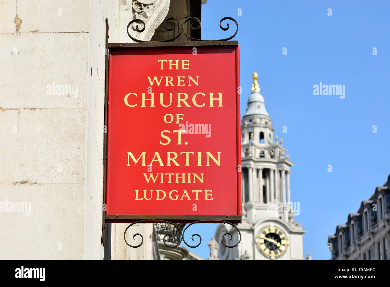 London, England, UK. Der Zaunkönig Kirche St. Martin in Ludgate (Fleet Street) mit St. Paul's Kathedrale im Hintergrund. Stockfoto