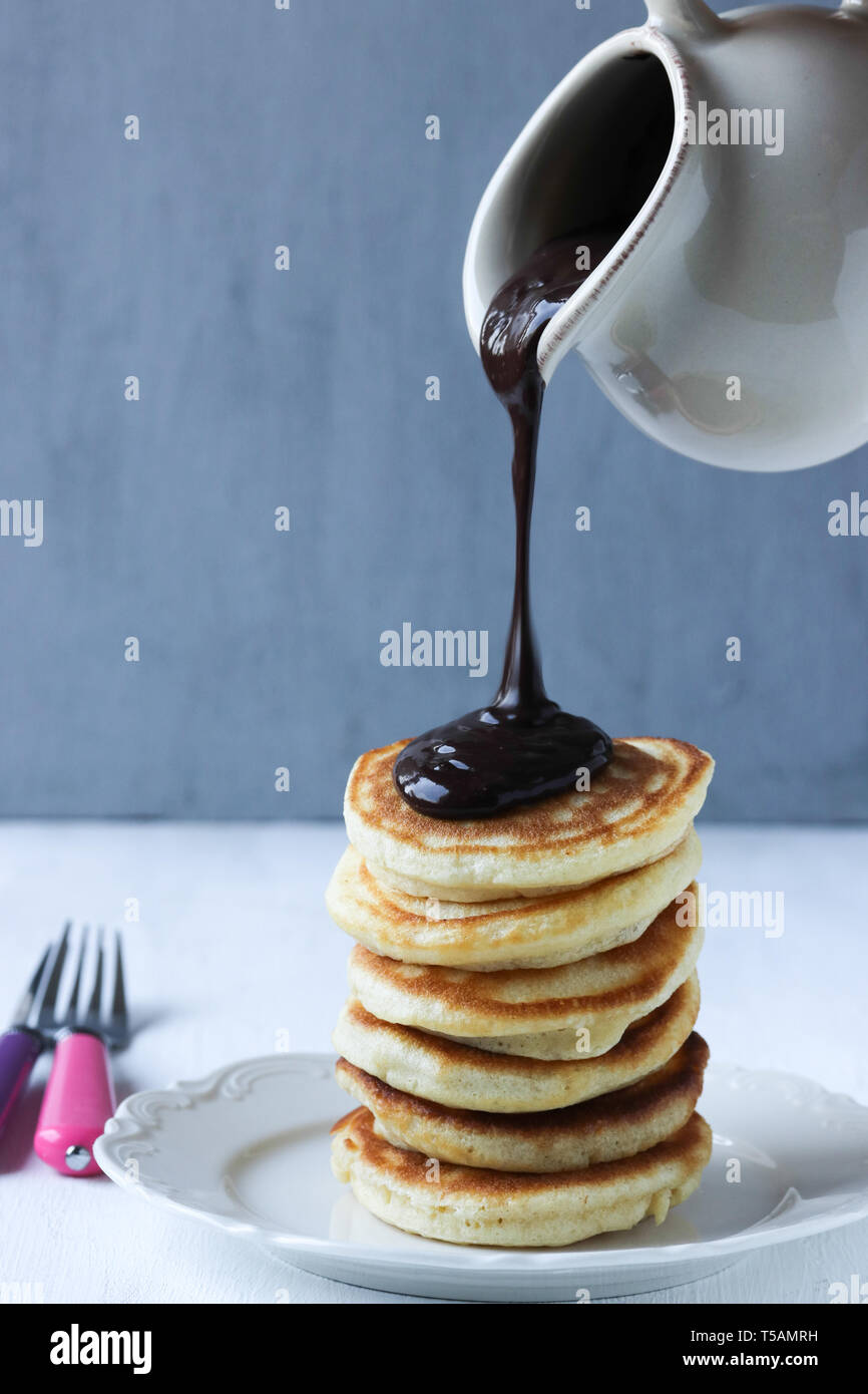 Stapel Pfannkuchen mit Schokoladensauce Stockfoto