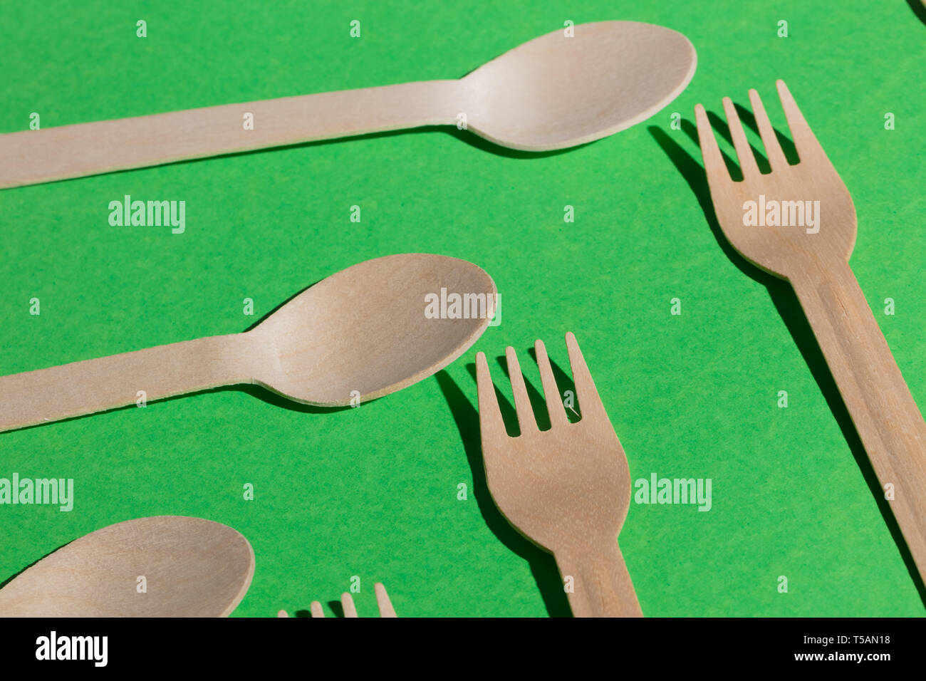 Abstrakt. Designkonzept. weiß Löffel und Gabeln nebeneinander liegen. Stockfoto