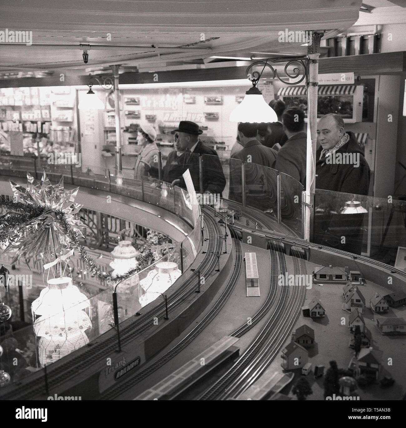 1950, historische, große Zug gesetzt, triang Eisenbahn, in der Mitte des Hamleys Toy Shop, London, England angezeigt. Stockfoto