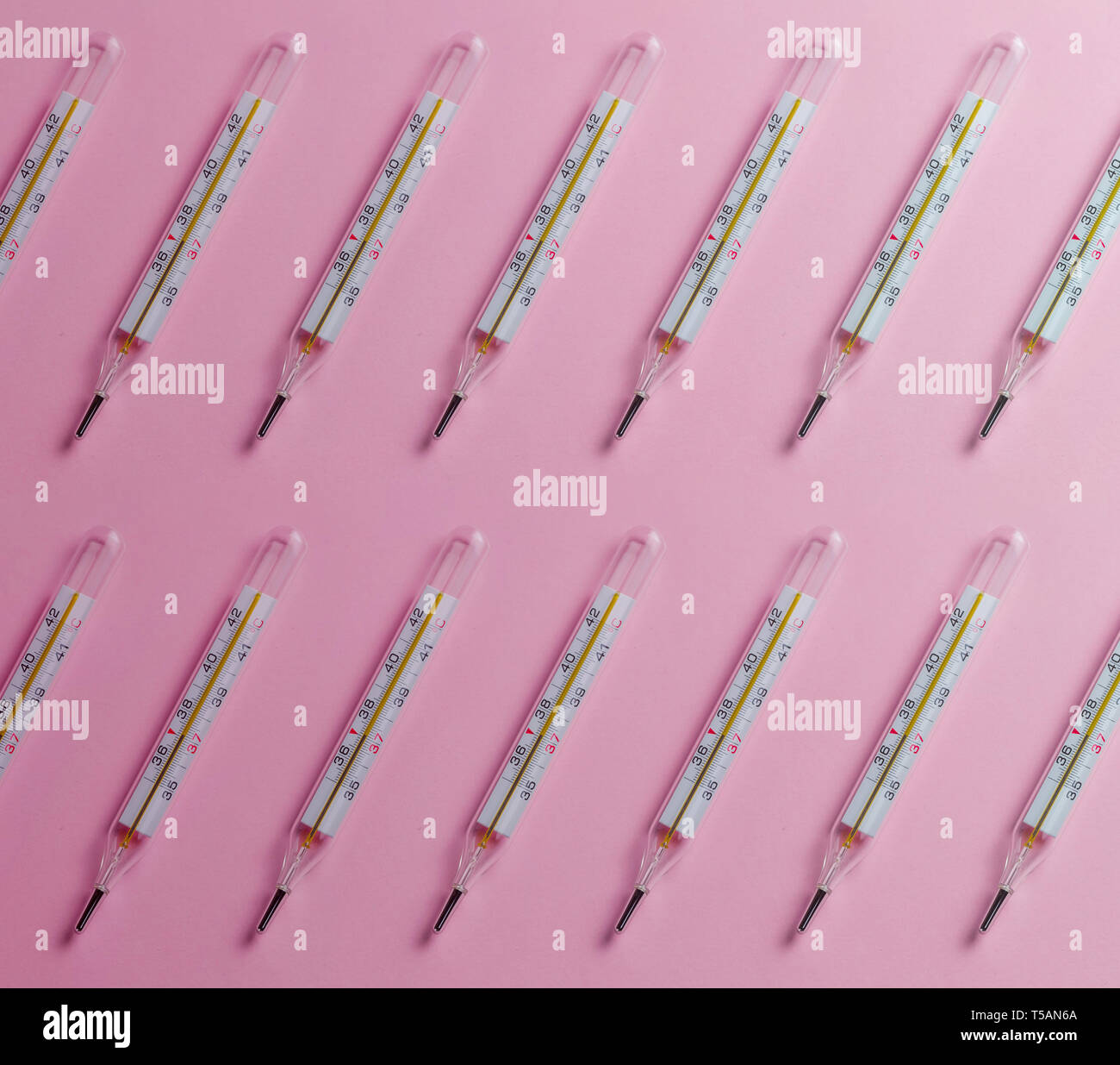 Quecksilber Thermometer parallel zueinander, Ansicht von oben Foto liegen. Zusammensetzung der Thermometer Stockfoto