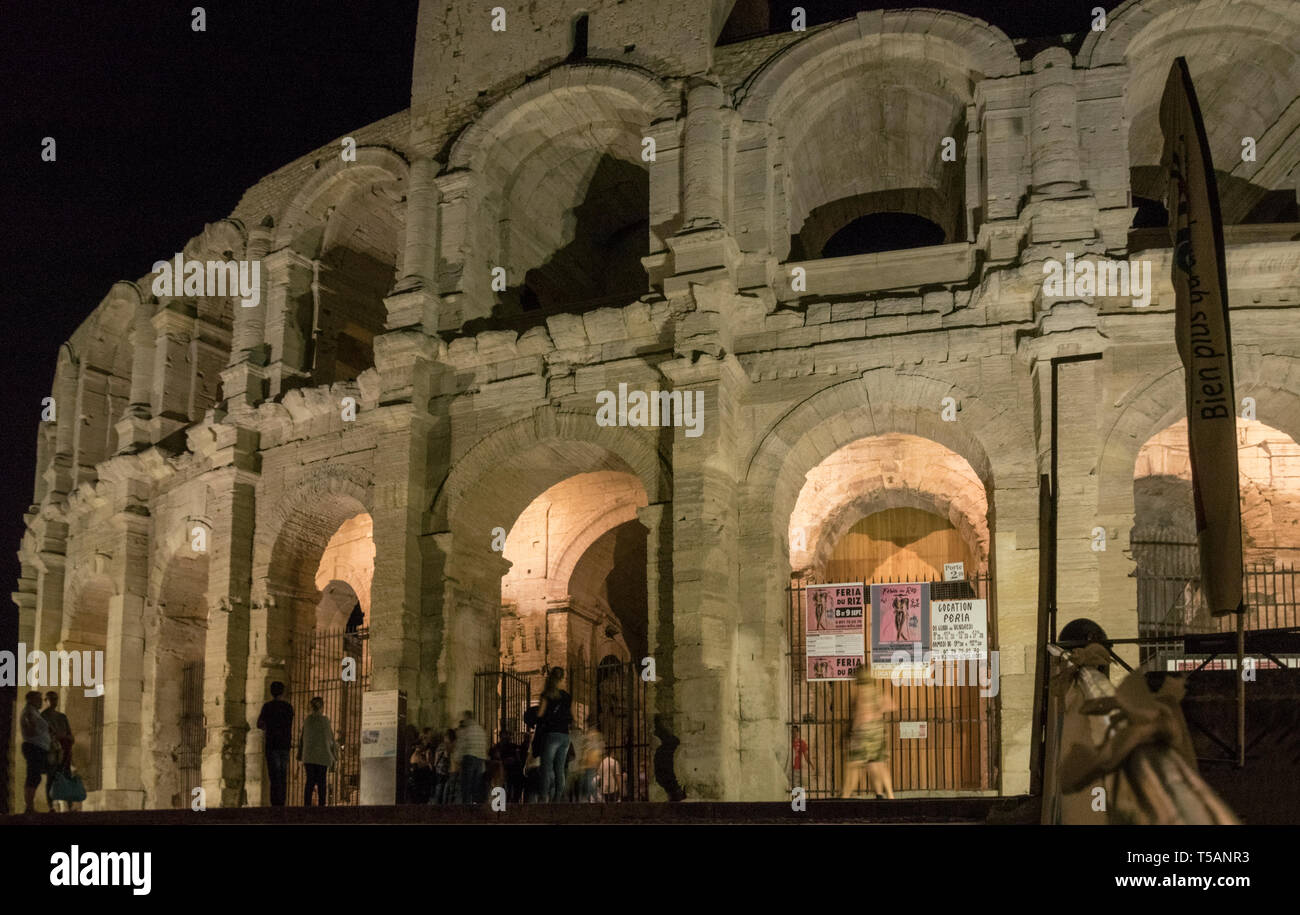 Nacht Blick auf Prominente Orte im historischen provenzalischen Stadt Arles im Süden von Frankreich. Stockfoto