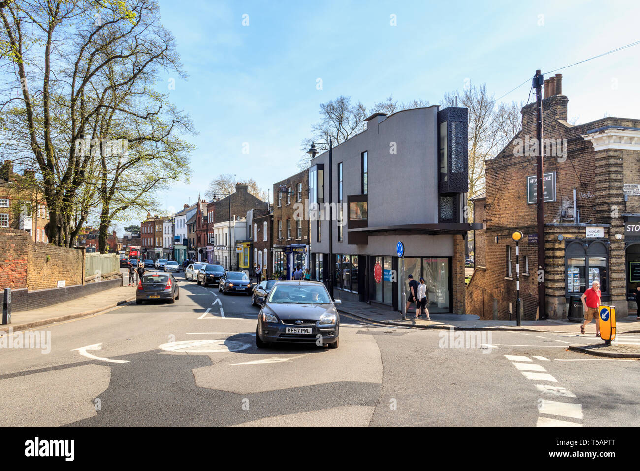 Moderne Architektur trifft auf traditionellen Georgianischen Stil in Highgate, London, UK, auf einem warmen und sonnigen Osterwochenende Stockfoto