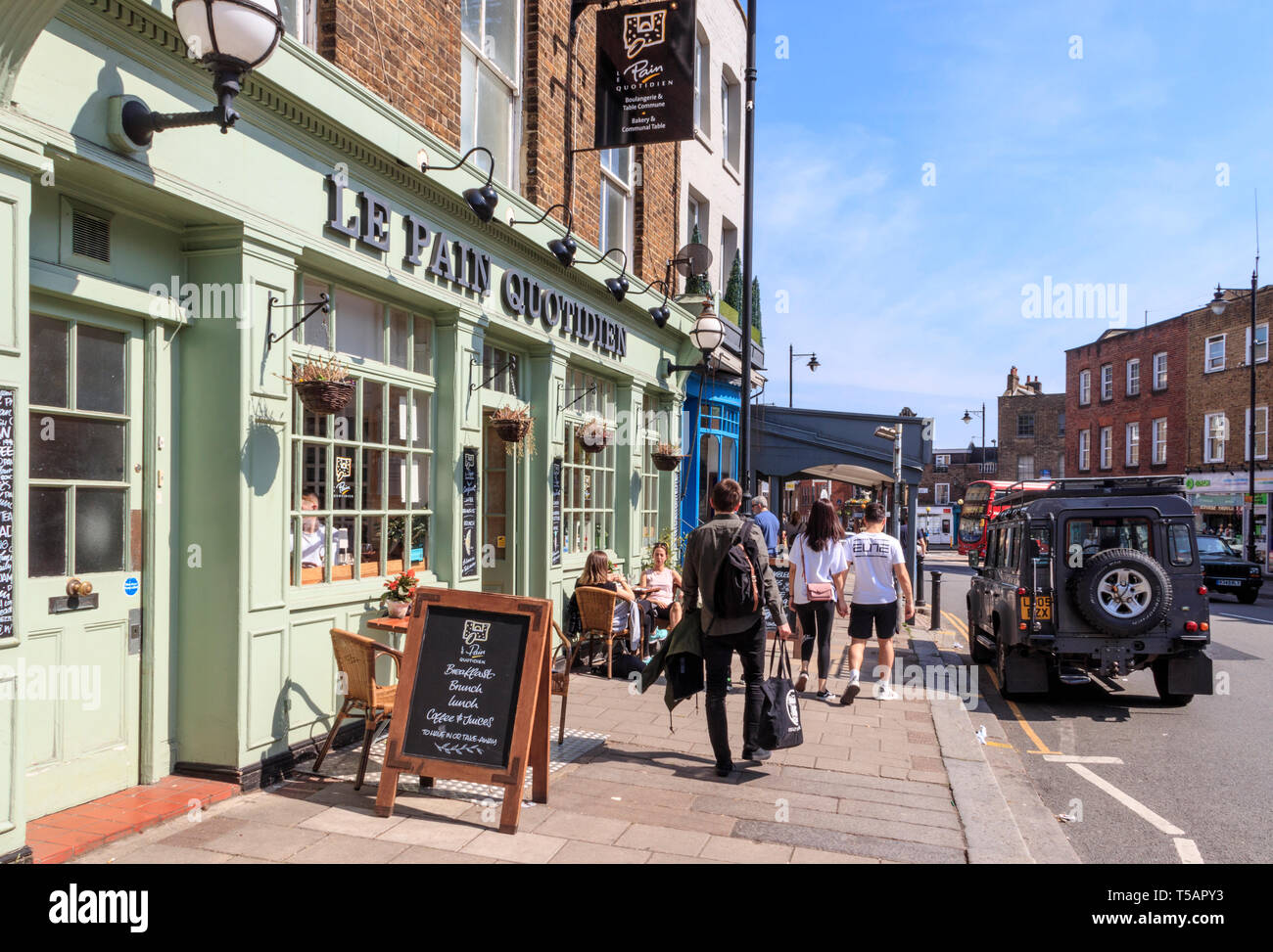 'Le Pain Quotidien', eine Niederlassung der internationalen Kette von Bäckerei, Restaurants, im Dorf Highgate, London, UK, auf einem warmen und sonnigen Osterwochenende Stockfoto