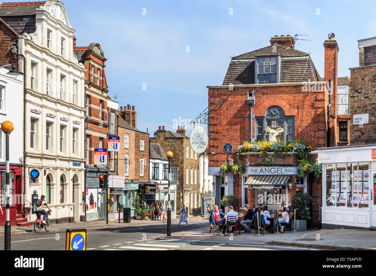 Kunden trinken außerhalb des historischen Angel Inn in Highgate, London, UK, auf einem warmen und sonnigen Osterwochenende Stockfoto