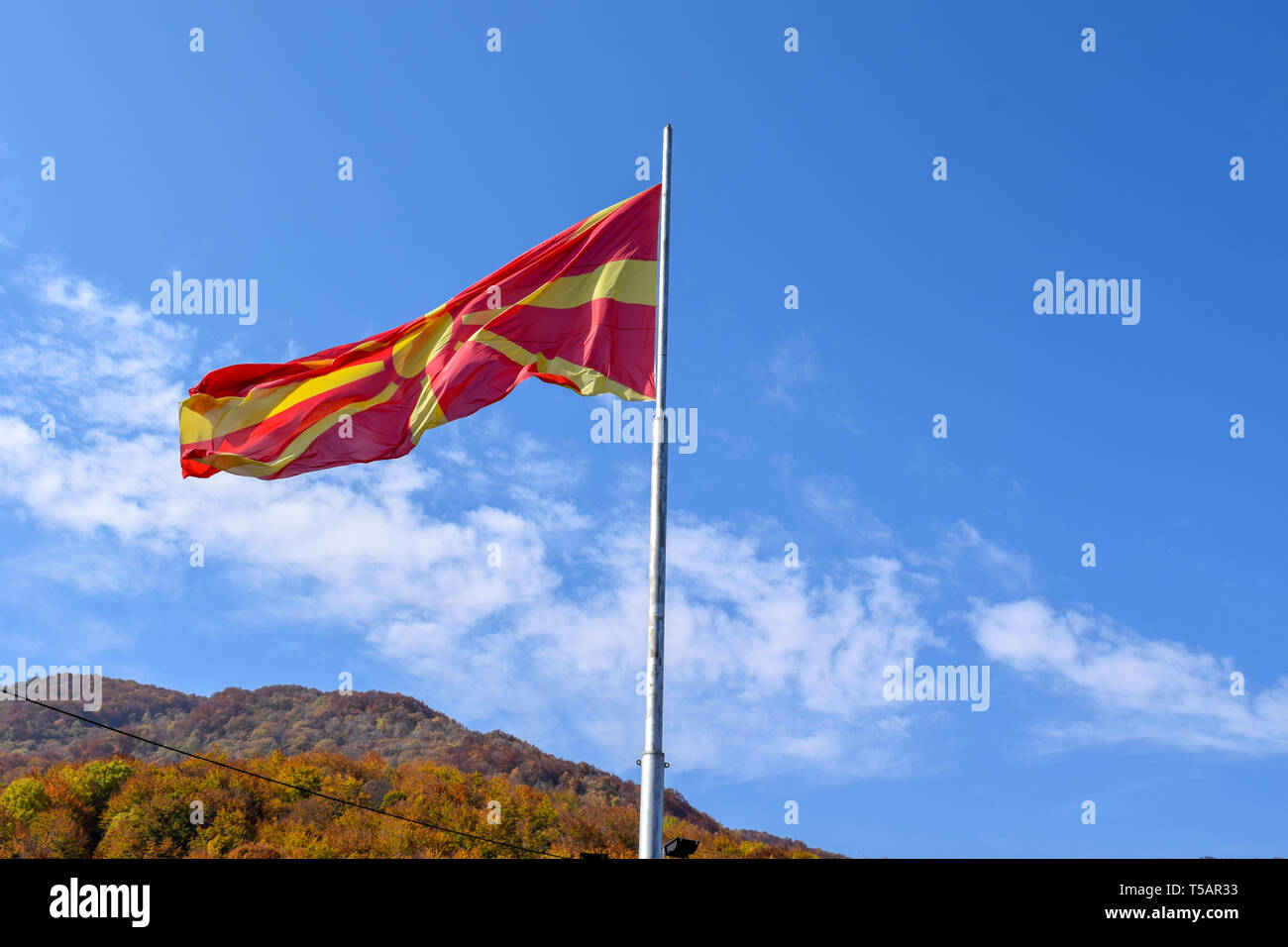 Norden mazedonische Flagge schwenken Stockfoto