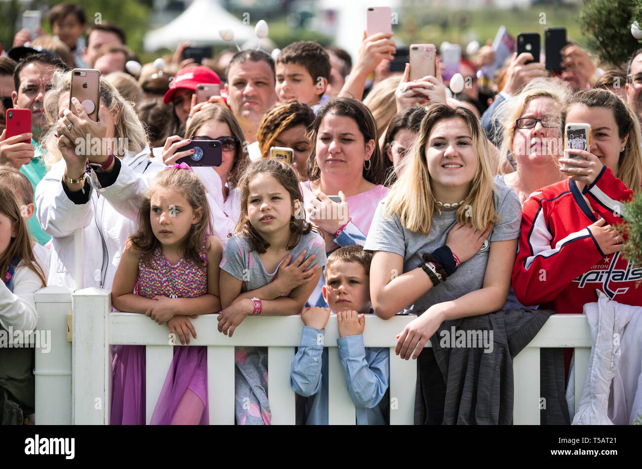 Menschenmassen warten auf den Start des Weißen Hauses Easter Egg Roll im Weißen Haus in Washington, DC am 22. April 2019. Credit: Kevin Dietsch/Pool über CNP/MediaPunch Stockfoto