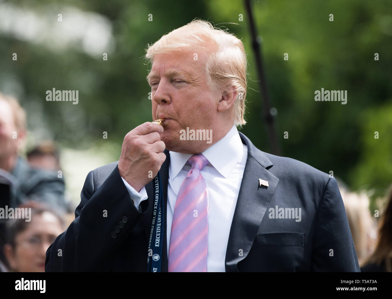 Präsidenten der Vereinigten Staaten Donald J. Trumpf bläst eine Pfeife eine Hitze während des Weißen Hauses Easter Egg Roll im Weißen Haus in Washington, DC am 22. April 2019 zu beginnen. Credit: Kevin Dietsch/Pool über CNP/MediaPunch Stockfoto