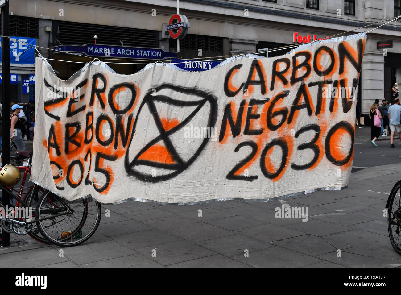 London, Großbritannien. 22. Apr 2019. XR lädt London - Erde fest, Hunderte von Aussterben Rebellion weiter Camping und Protest für einen Klimawandel fordern die UK govt Tätigkeit nicht für Profit am 22. April 2019, London, UK. Bild Capital/Alamy leben Nachrichten Stockfoto