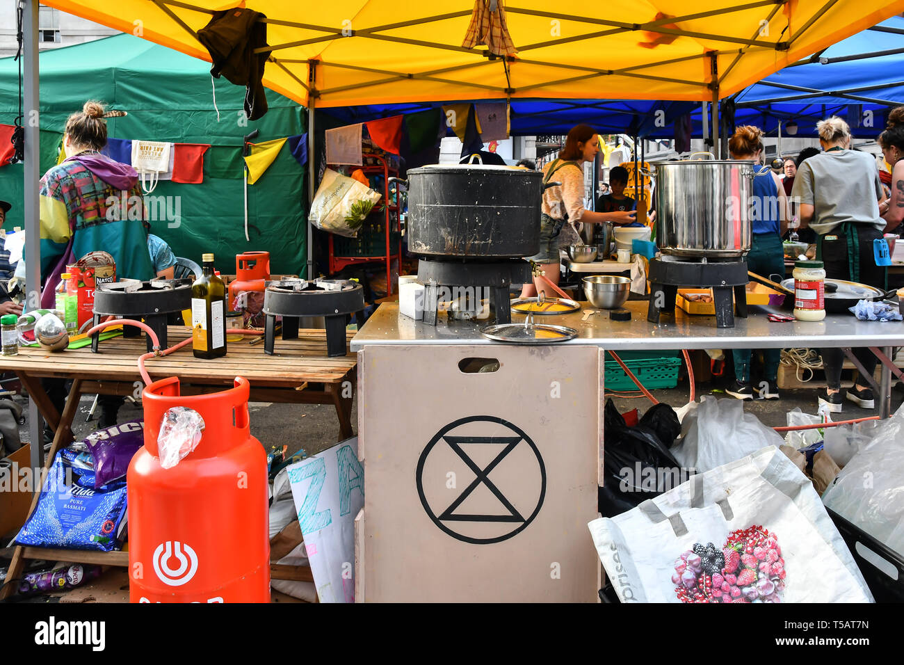 London, Großbritannien. 22. Apr 2019. XR lädt London - Erde fest, Hunderte von Aussterben Rebellion weiter Camping und Protest für einen Klimawandel fordern die UK govt Tätigkeit nicht für Profit am 22. April 2019, London, UK. Bild Capital/Alamy leben Nachrichten Stockfoto