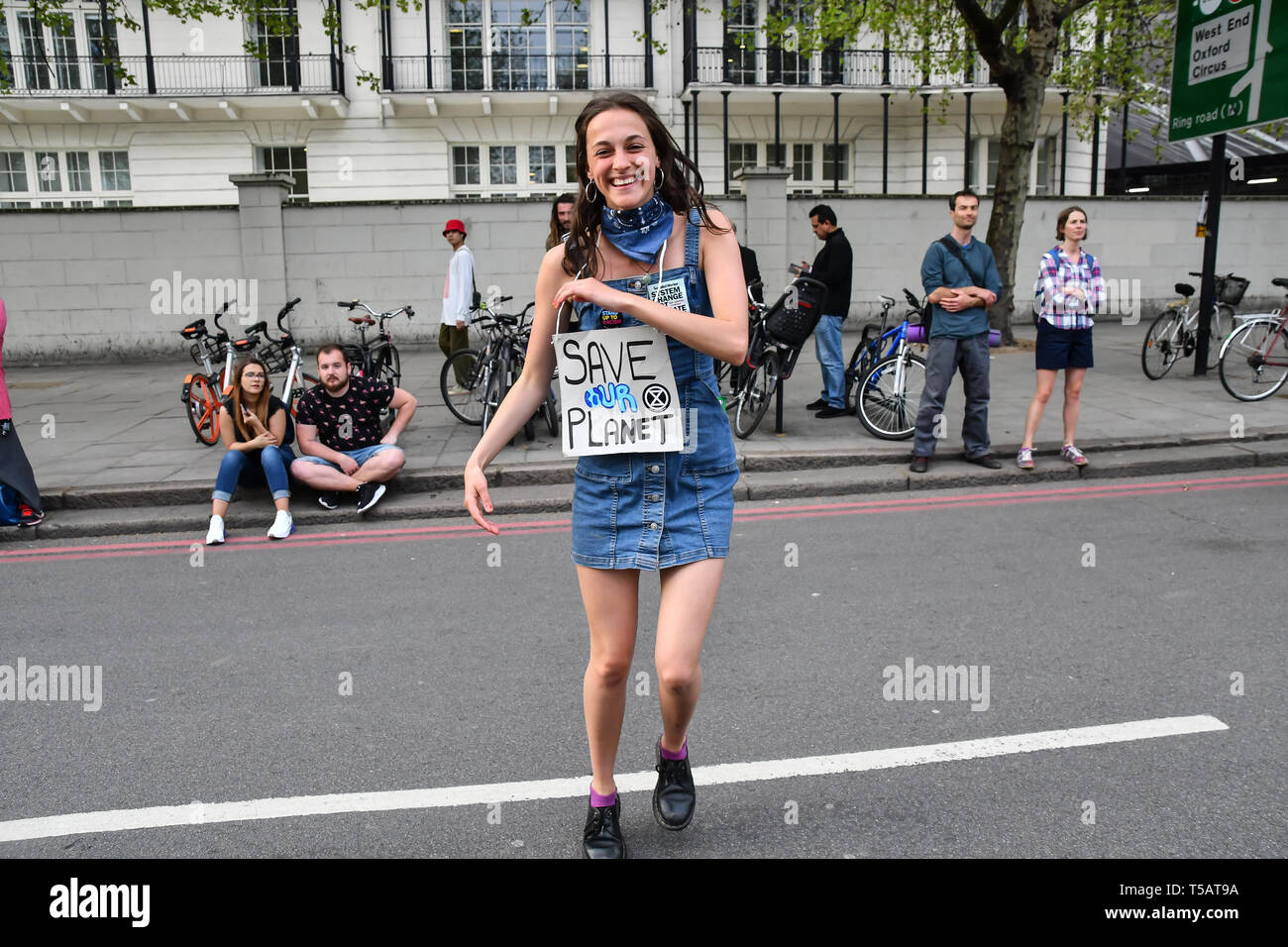 London, Großbritannien. 22. Apr 2019. XR lädt London - Erde fest, Hunderte von Aussterben Rebellion weiter Camping und Protest für einen Klimawandel fordern die UK govt Tätigkeit nicht für Profit am 22. April 2019, London, UK. Bild Capital/Alamy leben Nachrichten Stockfoto