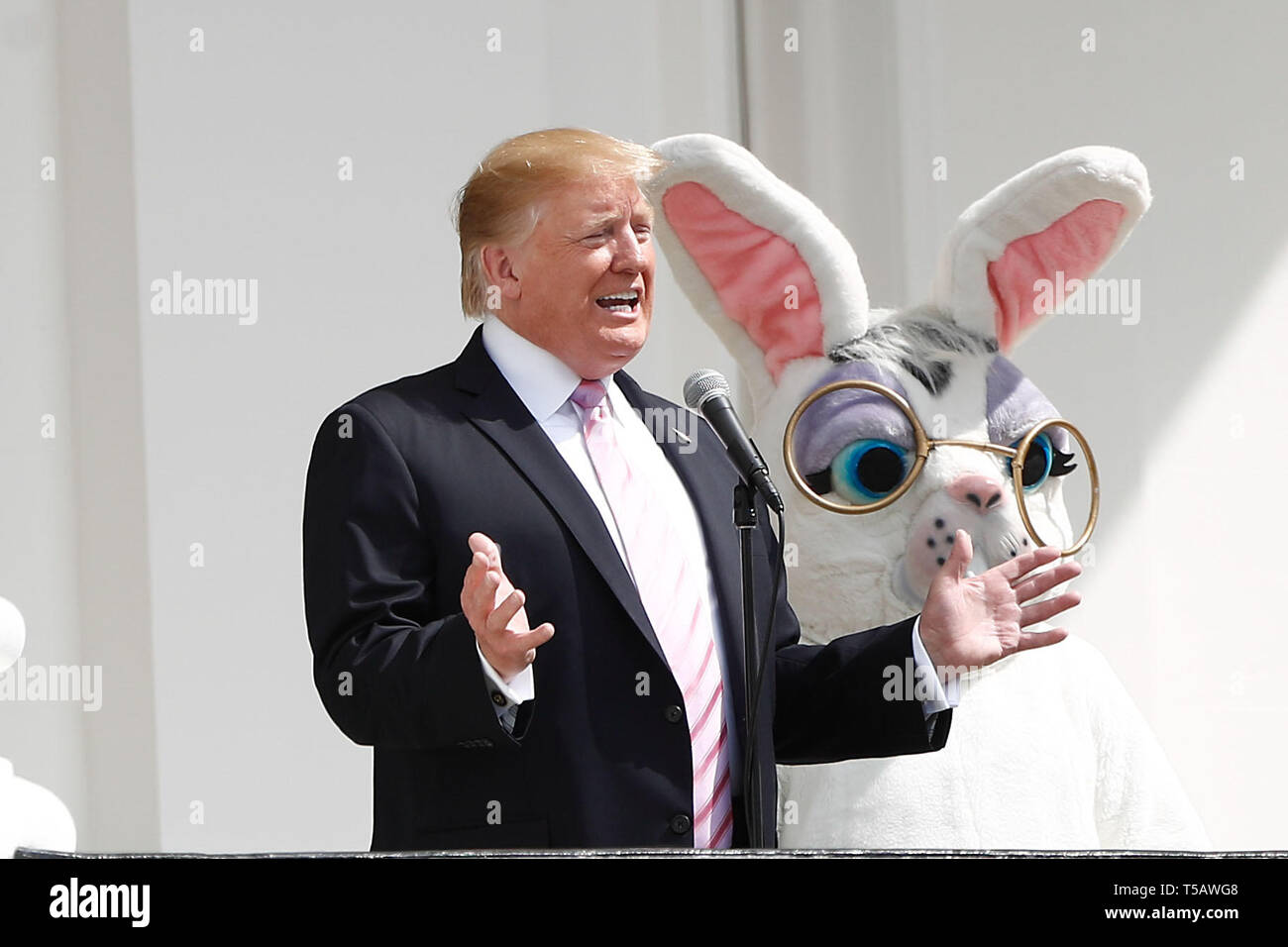 Washington, USA. 22 Apr, 2019. Us-Präsident Donald Trump nimmt an den jährlichen Easter Egg Roll im Weißen Haus in Washington, DC, USA, am 22. April 2019. Weiße Haus Easter Egg Roll war auf dem Südrasen am Montag gehalten, wenn die jährliche Tradition seiner 141 Jahr eingetragen. Credit: Ting Shen/Xinhua/Alamy leben Nachrichten Stockfoto