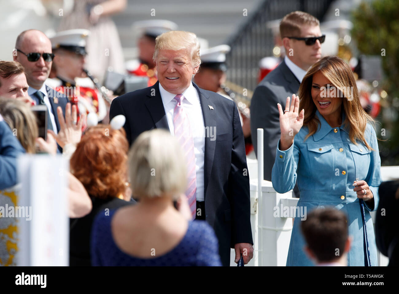 Washington, USA. 22 Apr, 2019. Us-Präsident Donald Trump (L) und die erste Dame Melania Trump (R) nehmen an der jährlichen Easter Egg Roll im Weißen Haus in Washington, DC, USA, am 22. April 2019. Weiße Haus Easter Egg Roll war auf dem Südrasen am Montag gehalten, wenn die jährliche Tradition seiner 141 Jahr eingetragen. Credit: Ting Shen/Xinhua/Alamy leben Nachrichten Stockfoto