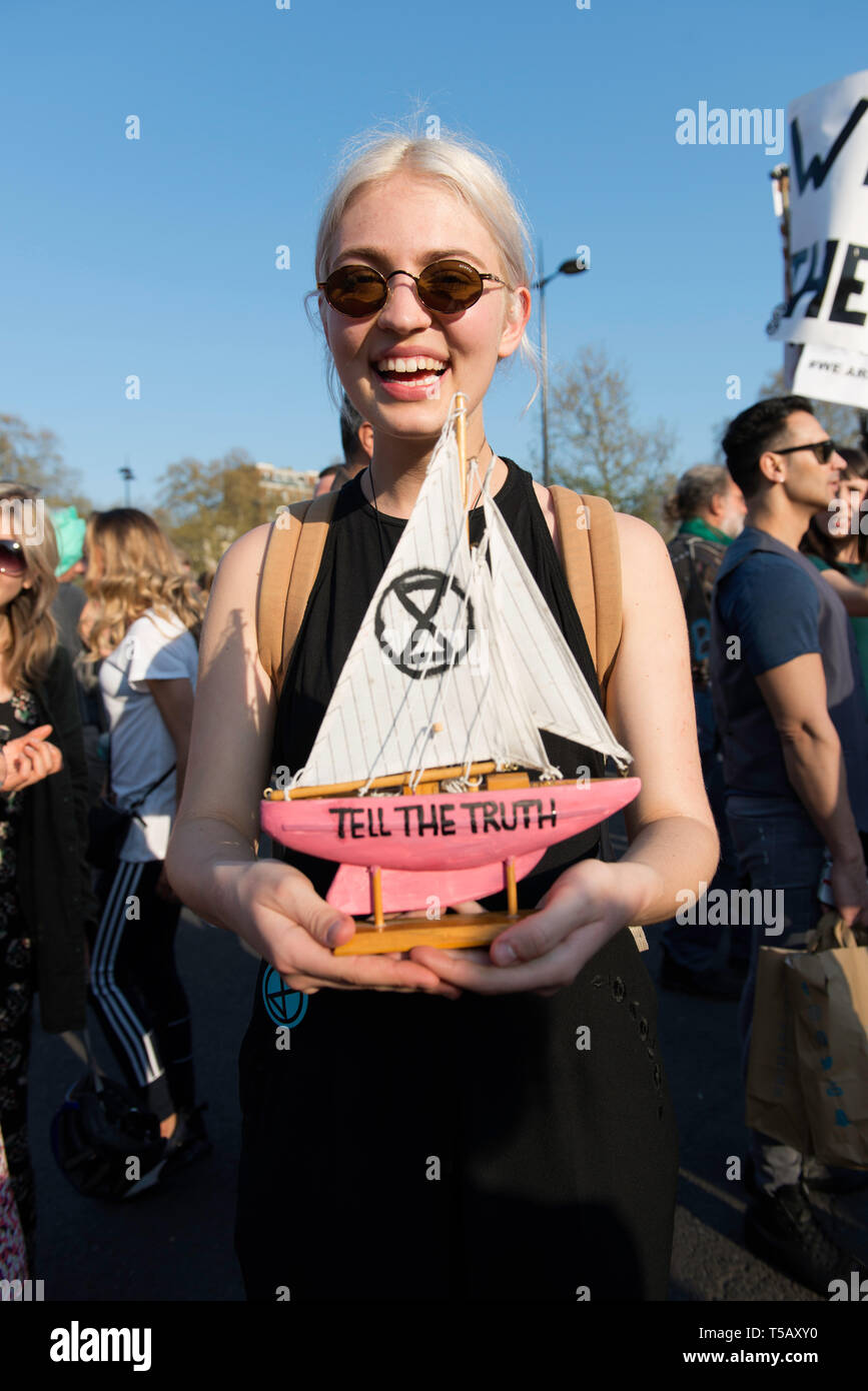 Ein Aktivist gesehen eine Berta Cáceres Modell Boot am Marble Arch während des Protestes. Klimawandel Aktivistinnen aus dem Aussterben Rebellion lagerten in den Marble Arch in London sind, wo alle ihre Aktivitäten wie Musik, Artwork und Klassen statt, nachdem Polizisten gelöscht Seiten am Oxford Circus, Waterloo Bridge und Parliament Square vor dem Aussterben Rebellion Demonstranten. Aussterben Rebellion fordert die Regierung für die direkten Aktionen auf das Klima und CO2-Emissionen auf Null zu reduzieren Bis 2025 und auch bei der Montage sind die Menschen. Stockfoto