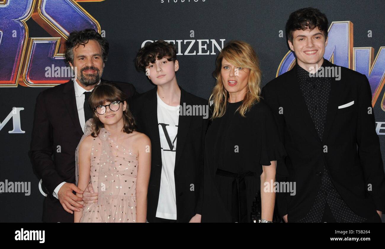 Los Angeles, CA, USA. 22 Apr, 2019. Odette Ruffalo, Mark Ruffalo, Scharf Ruffalo, Bella Noche, Sunrise Coigney in der Ankunftshalle für AVENGERS: ENDGAME Premiere, Los Angeles Convention Center, Los Angeles, CA April 22, 2019. Credit: Everett Collection Inc/Alamy leben Nachrichten Stockfoto