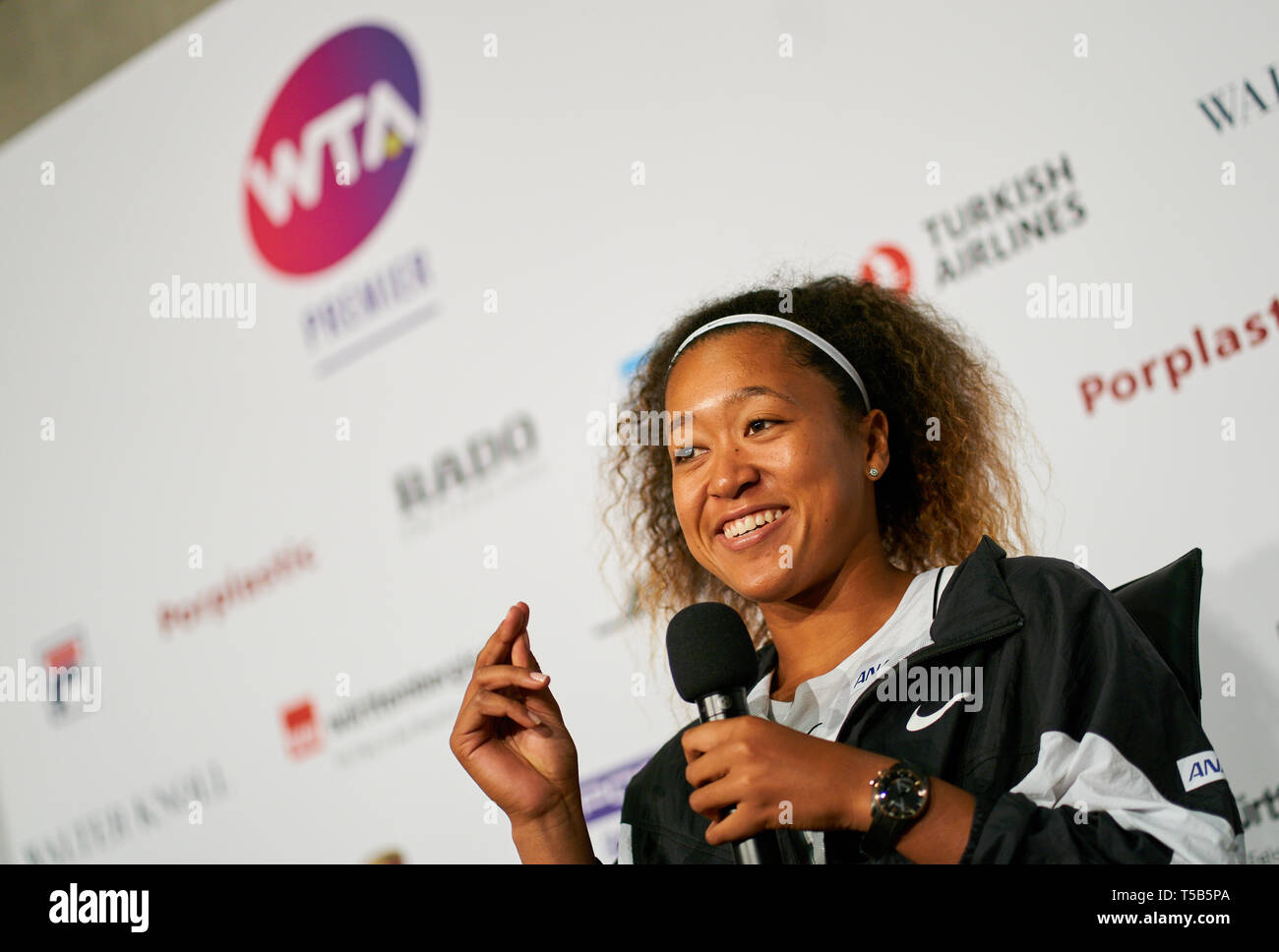 Stuttgart, Deutschland. 23 Apr, 2019. Naomi OSAKA/JPN Lächeln bei der Pressekonferenz an der Tennis Grand Prix Porsche Ladies WTA in Stuttgart, 23. April 2019. Credit: Peter Schatz/Alamy leben Nachrichten Stockfoto