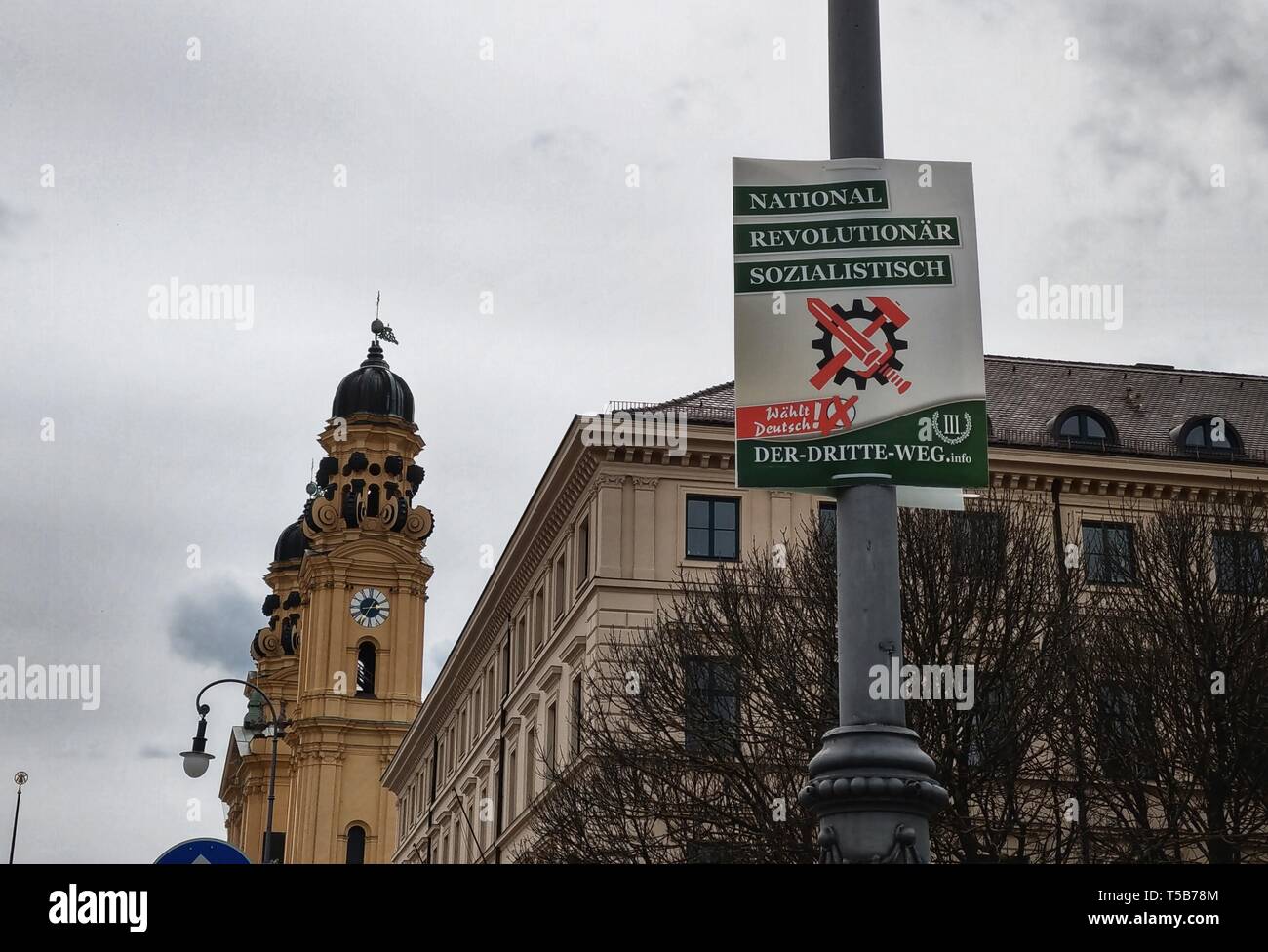 München, Bayern, Deutschland. 23 Apr, 2019. Die militante Neonazi Gruppe III. Weg zahlreiche Plakate auf der Plaza für die Opfer des Nationalsozialismus in München, Deutschland, am Dienstag. In einem Akt als direkte Provokation gesehen werden, scheint es, ein Poster von der Partei Die Linke (Die Linke) war aus der Pole zog und Links auf den Boden um den Weg für den III. Weg-Plakat. Trotz München in einem aufgeladenen Geschichte als ehemalige "Hauptstadt der Bewegung" Passanten einfach die Symbolik dieser Provokation ignoriert. Credit: ZUMA Press, Inc./Alamy leben Nachrichten Stockfoto