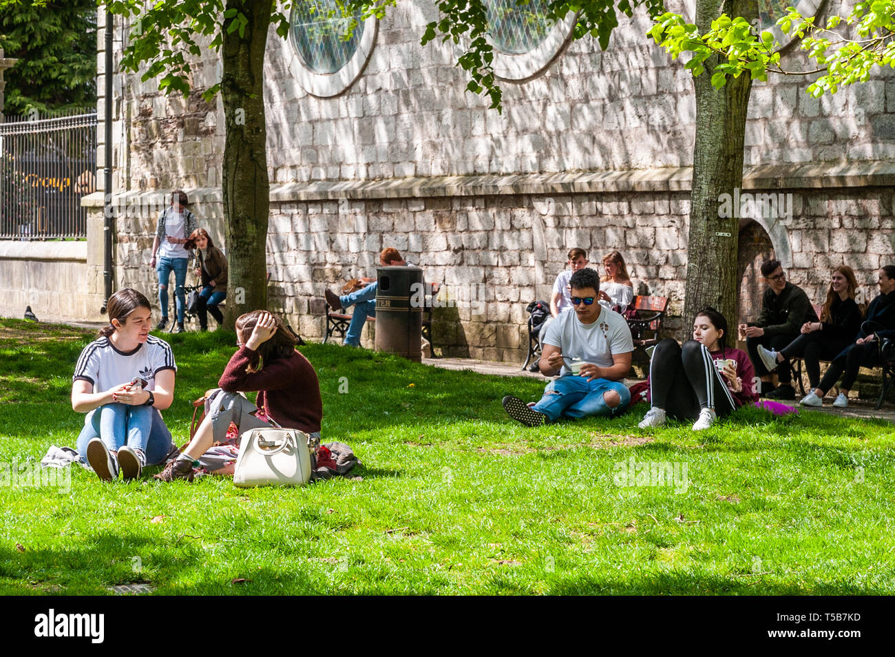 Cork, Irland. 23 Apr, 2019. Einheimische und Touristen den Sonnenschein in Bischof Lucey Park genossen, Cork City Centre Dieser Nachmittag. Met Eiréann sagt das Wetter an eine Wende für die Schlechtesten morgen nehmen. Credit: Andy Gibson/Alamy Leben Nachrichten. Stockfoto