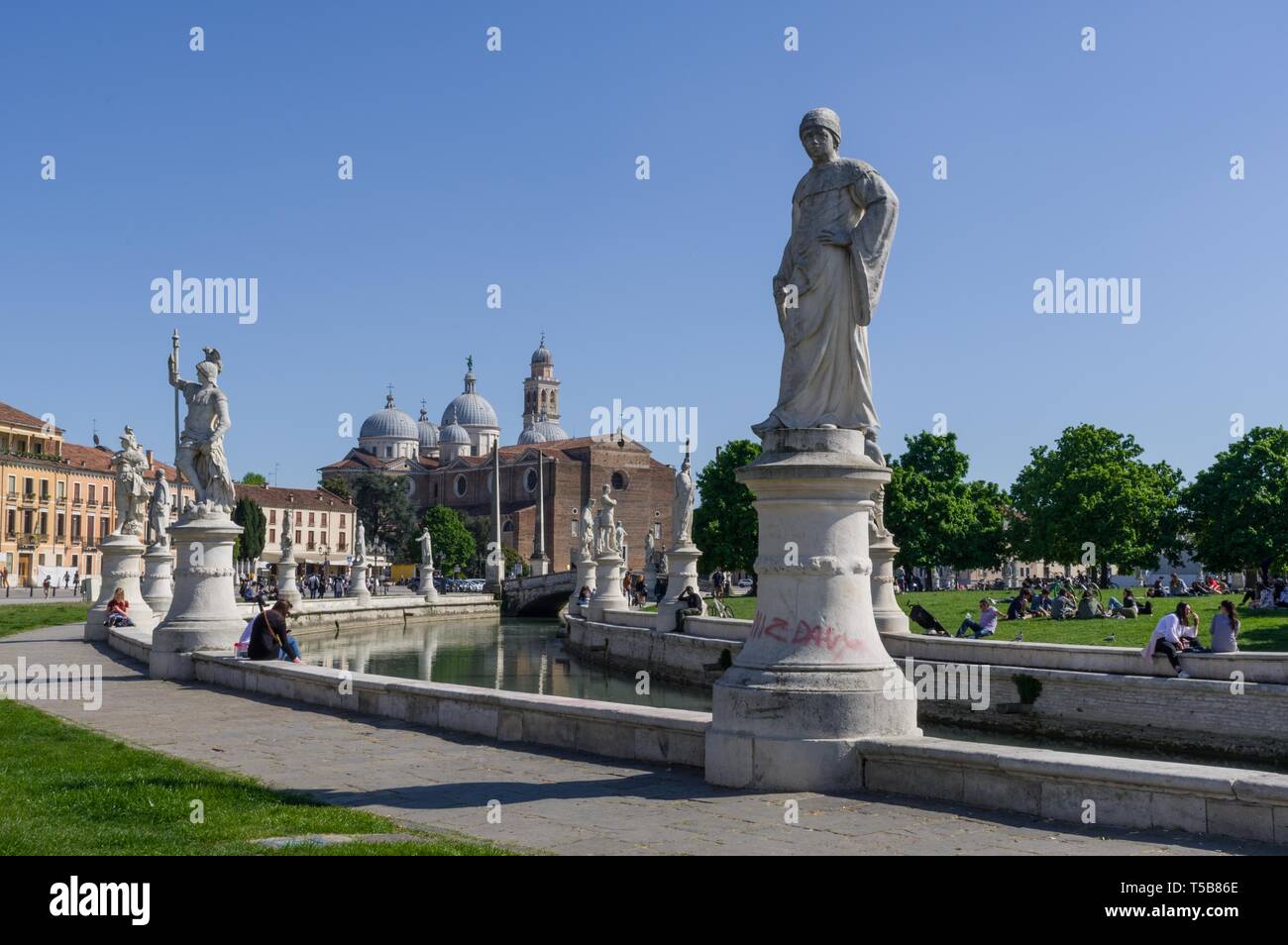 Padova, Italien (19 April 2019) - Prato della Valle Square von Statuen mit der Abtei Santa Giustina im Hintergrund umgeben Stockfoto