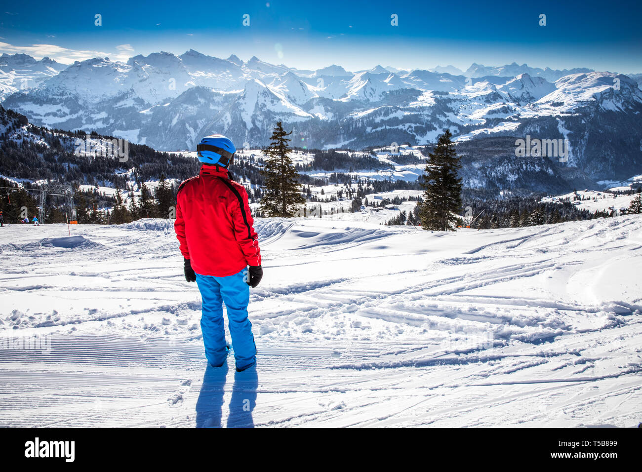 Schöne Winterlandschaft. Menschen Skifahren im Skigebiet Mythenregion, Ibergeregg, Schweiz, Europa Stockfoto
